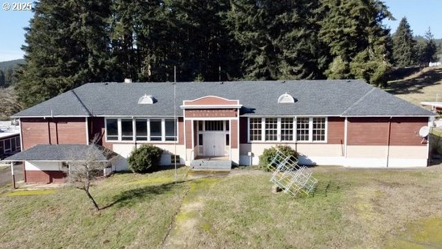 single story home featuring a front lawn