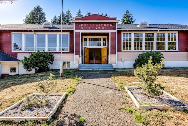 view of front of house featuring a front lawn