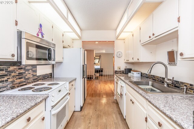 12618 NE Prescott Dr, Portland, OR 97230 - kitchen with white appliances, tasteful backsplash, a sink, and light wood-type flooring