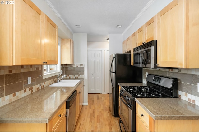 3925 SW Multnomah Blvd Unit 204, Portland, OR 97219 - kitchen featuring stainless steel appliances, a sink, light brown cabinets, backsplash, and light wood-type flooring