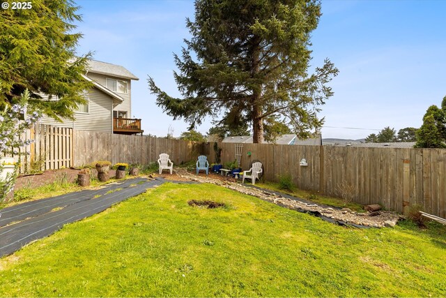 view of yard featuring a fenced backyard