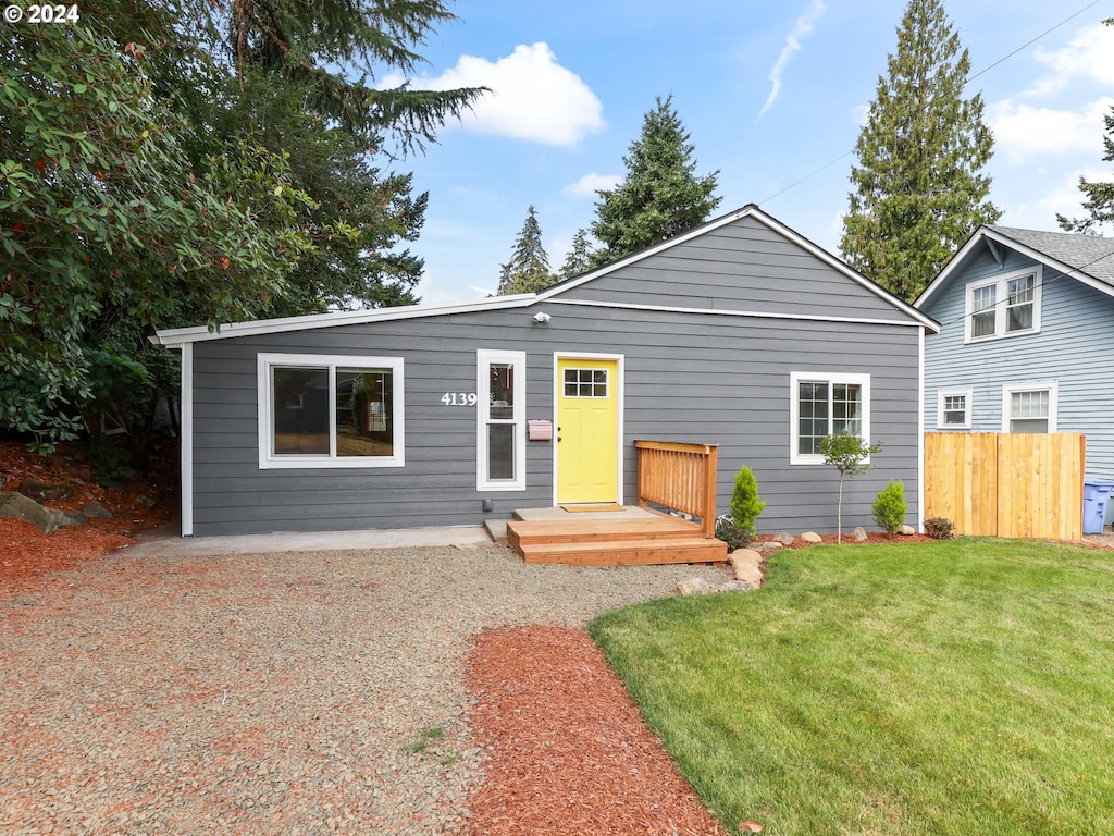 view of front of home featuring a front yard