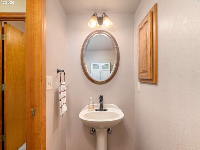 bathroom featuring a sink