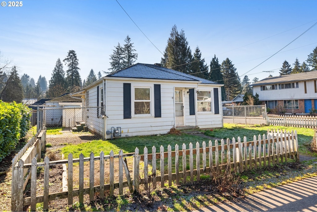 bungalow-style home featuring a front lawn