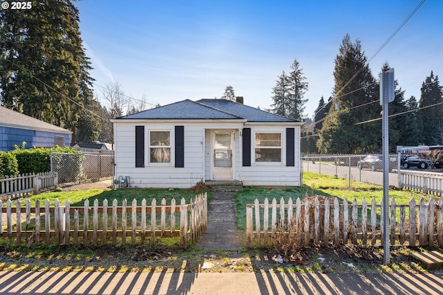 bungalow featuring a front lawn