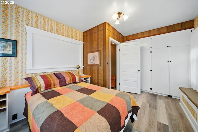 113 NE 7th Ave, Milton-Freewater, OR 97862 - bedroom featuring light wood-style flooring, wallpapered walls, and a closet