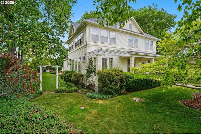 113 NE 7th Ave, Milton-Freewater, OR 97862 - view of front of house featuring a pergola, a front yard, and a shingled roof