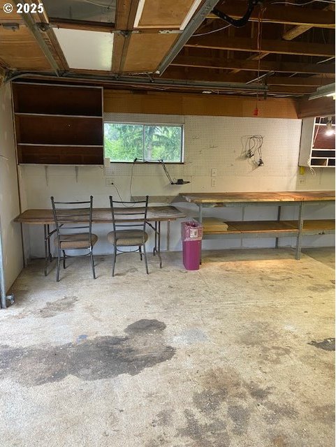82277 Davisson Rd, Creswell, OR 97426 - basement with a workshop area