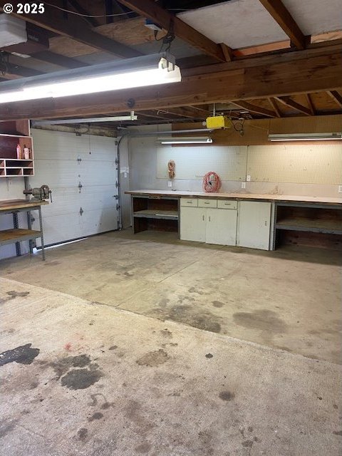 82277 Davisson Rd, Creswell, OR 97426 - garage featuring a workshop area