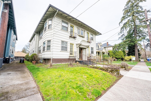 view of front of home featuring a front yard