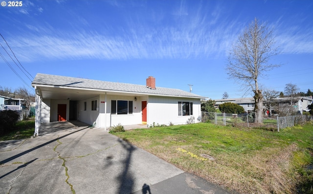 view of front of property featuring a carport and a front yard