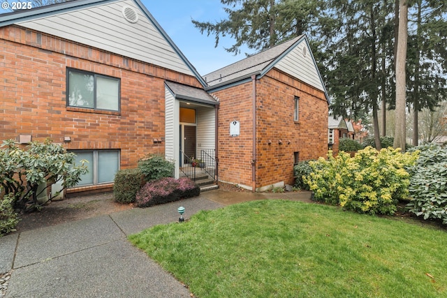 view of front of property featuring a front yard