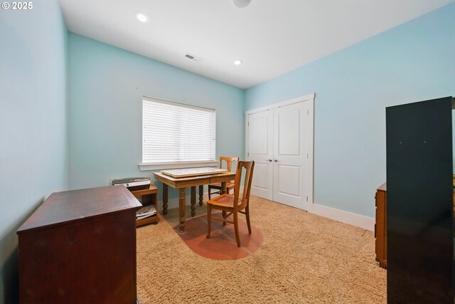 dining room featuring carpet floors, baseboards, recessed lighting, and visible vents