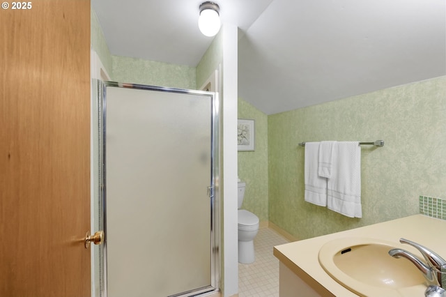 6116 SE 36th Ave, Portland, OR 97202 - full bath featuring a stall shower, vanity, toilet, lofted ceiling, and wallpapered walls