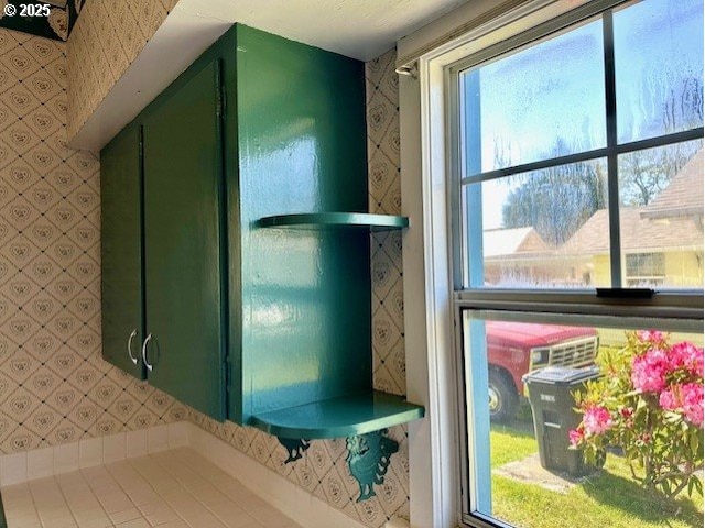 1413 Union Ave, North Bend, OR 97459 - detailed view of wallpapered walls