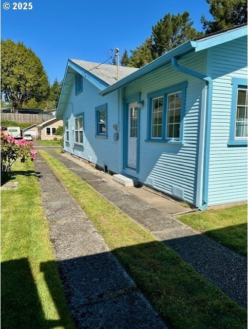 1413 Union Ave, North Bend, OR 97459 - view of side of property featuring a yard