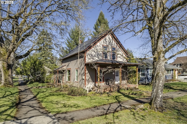 view of front facade featuring a front yard