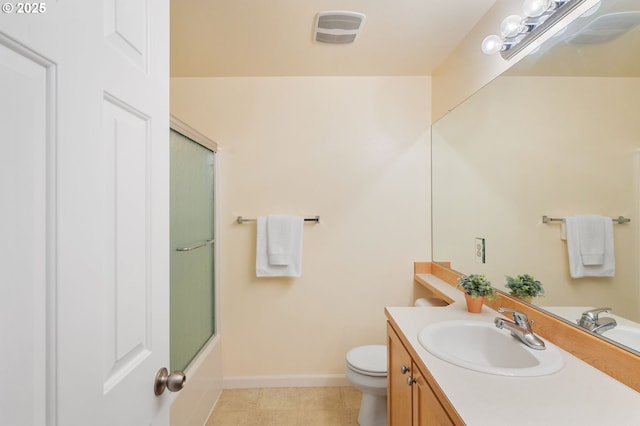 full bathroom with baseboards, visible vents, toilet, enclosed tub / shower combo, and vanity