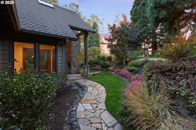 view of yard at dusk