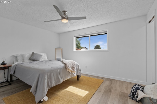 605 SE 104th Ave, Vancouver, WA 98664 - bedroom featuring a textured ceiling, light wood-style floors, a ceiling fan, and a closet