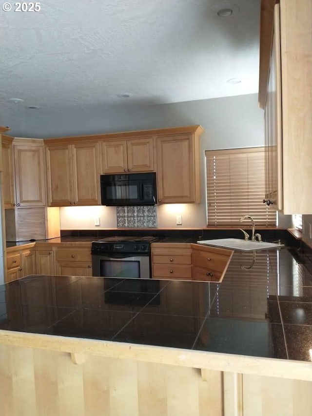 931 SW Joseph Ave, Hermiston, OR 97838 - kitchen featuring black microwave, stainless steel electric range oven, and light brown cabinets