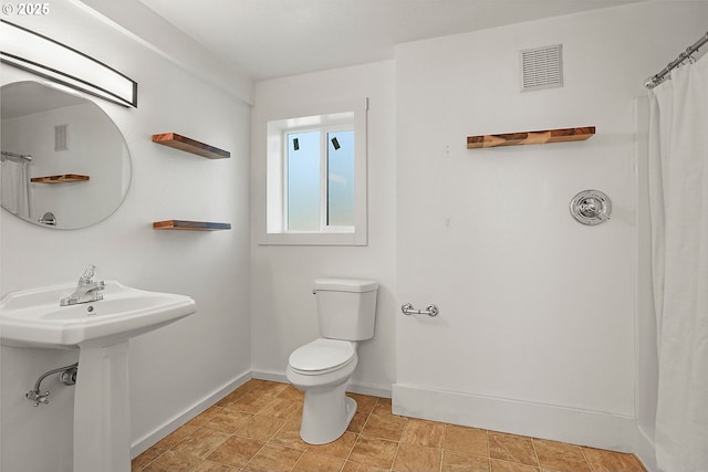 full bathroom featuring a sink, visible vents, baseboards, and toilet