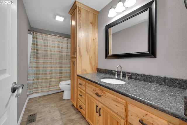 full bath featuring baseboards, visible vents, vanity, and toilet