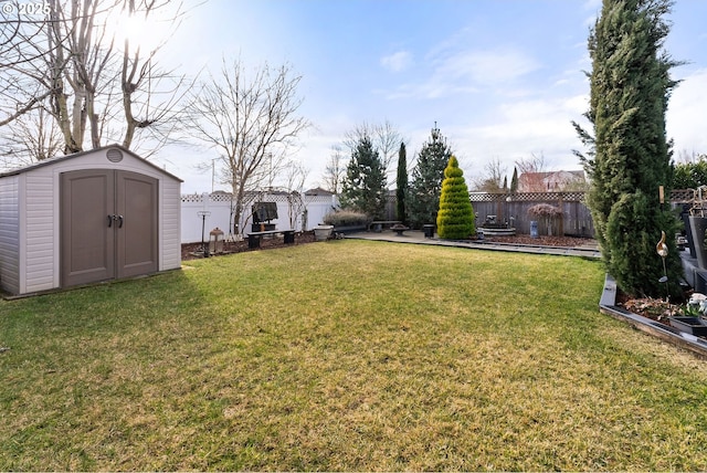 view of yard featuring a shed