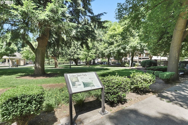 700 Washington St Unit 925, Vancouver, WA 98660 - surrounding community featuring a lawn