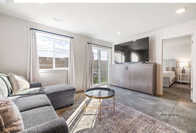 843 NE 11th St, Hermiston, OR 97838 - living area with recessed lighting and carpet flooring