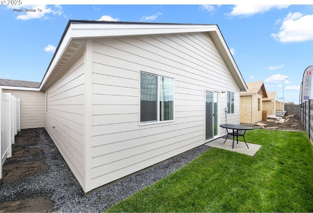 843 NE 11th St, Hermiston, OR 97838 - view of side of property with a patio