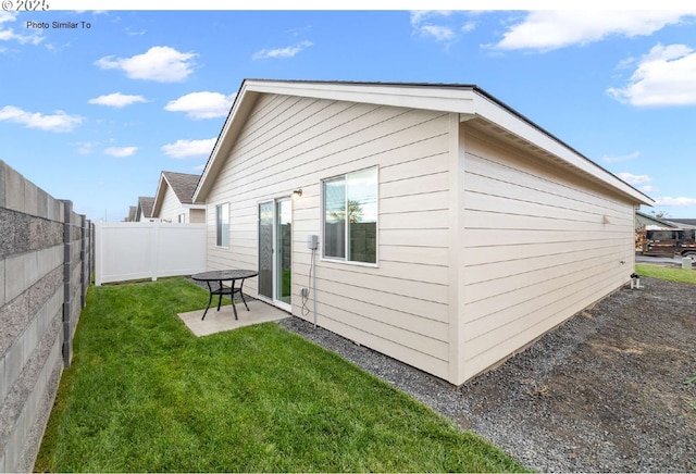 843 NE 11th St, Hermiston, OR 97838 - back of property with a patio area