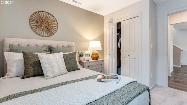 bedroom featuring carpet floors and a closet