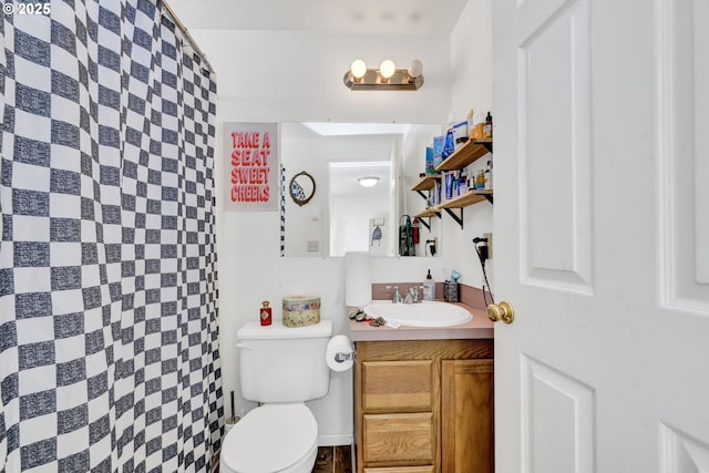 full bath featuring vanity, a shower with shower curtain, and toilet
