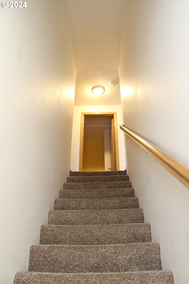 2309 SE 90th Ave, Portland, OR 97216 - view of staircase