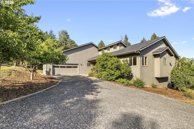 4719 Westwood Dr, Hood River, OR 97031 - mid-century inspired home with driveway and an attached garage