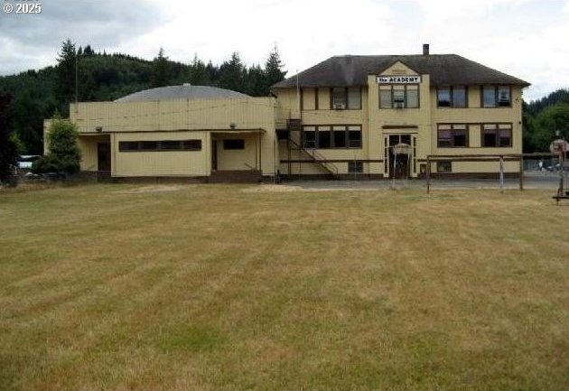 view of front of property with a front lawn