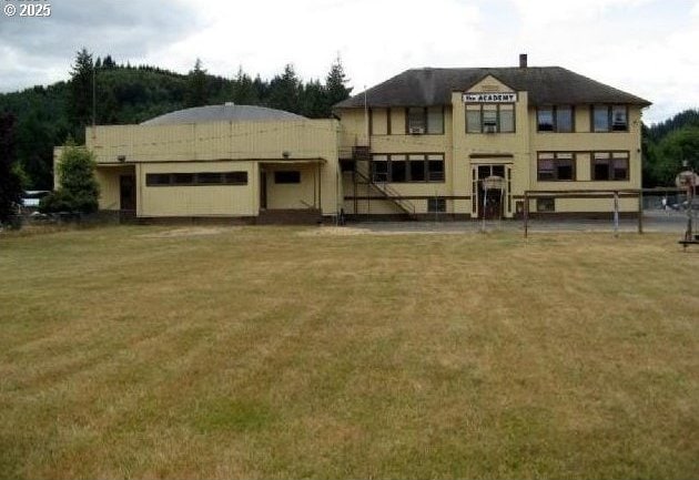 view of front of property featuring a front lawn