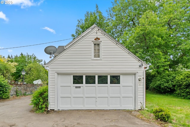 300 NE 148th Ave, Portland, OR 97230 - detached garage with asphalt driveway