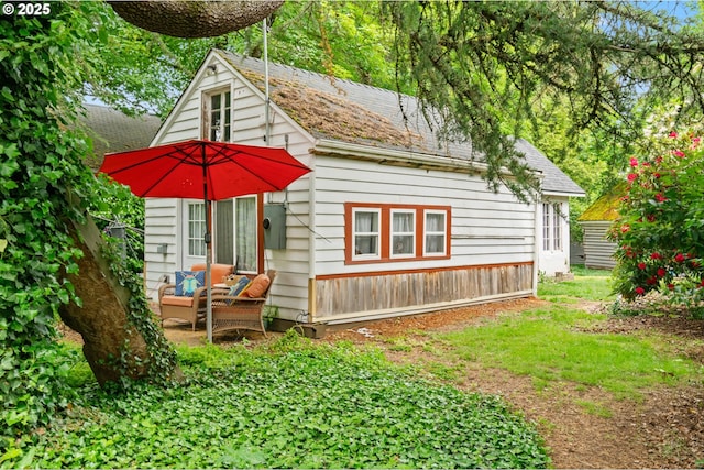 300 NE 148th Ave, Portland, OR 97230 - rear view of house featuring a shingled roof