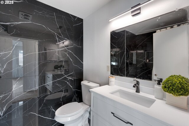 bathroom with vanity, a shower with shower curtain, and toilet