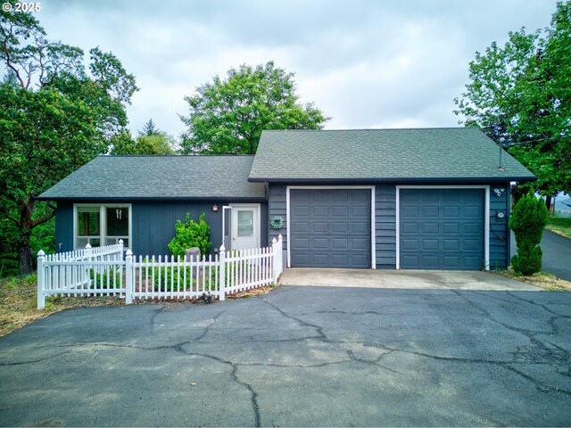 596 Sable Dr, Roseburg, OR 97470 - view of front facade with fence, roof with shingles, and asphalt driveway