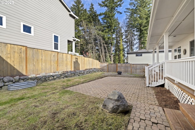 view of yard featuring a patio area