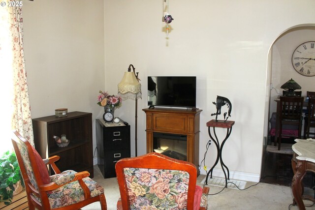1407 9th St, Baker City, OR 97814 - sitting room with arched walkways and light colored carpet