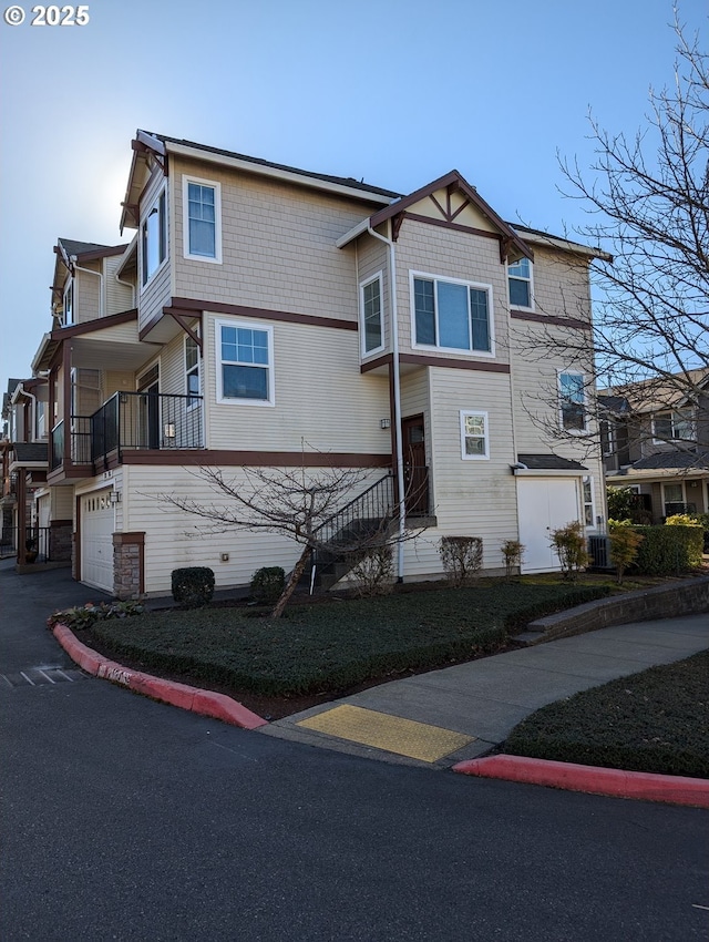 view of front facade featuring a garage