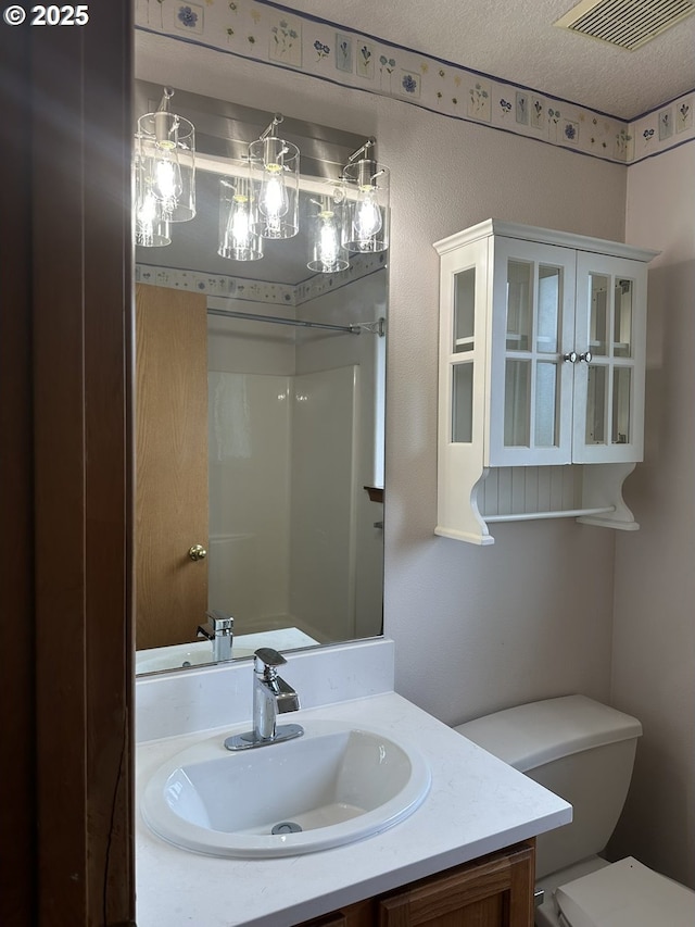 14237 SE Lee Ave, Milwaukie, OR 97267 - bathroom featuring a shower, toilet, vanity, and a textured ceiling