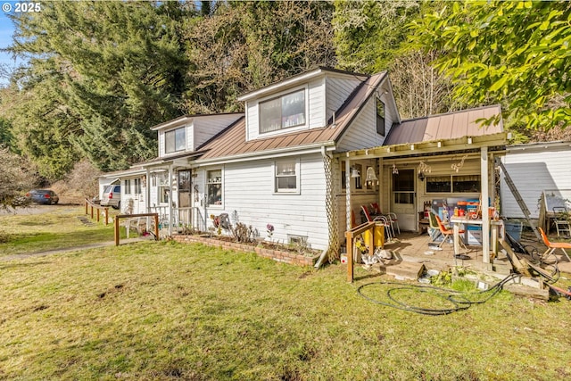 back of house featuring a yard