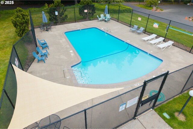 4360 SW Dickinson St Unit 35, Portland, OR 97219 - community pool with a patio area