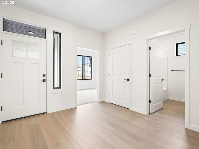 17019 NE 82nd St, Vancouver, WA 98682 - foyer entrance featuring light wood-type flooring and baseboards