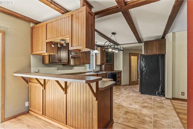 151 Owl Creek Rd, Kelso, WA 98626 - kitchen featuring a sink, a kitchen breakfast bar, a peninsula, black appliances, and beam ceiling